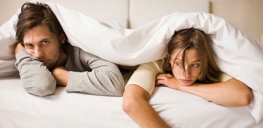 zdenerwowana kobieta i mężczyzna o słabej potencji